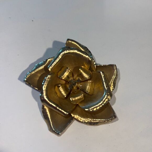 Beautiful Gold Flower Pin Brooch - Flower Gold - Pin in Back - Like New - Picture 2 of 4